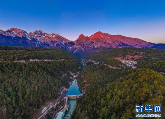 云南丽江：在蓝月谷邂逅玉龙雪山“日照金山”